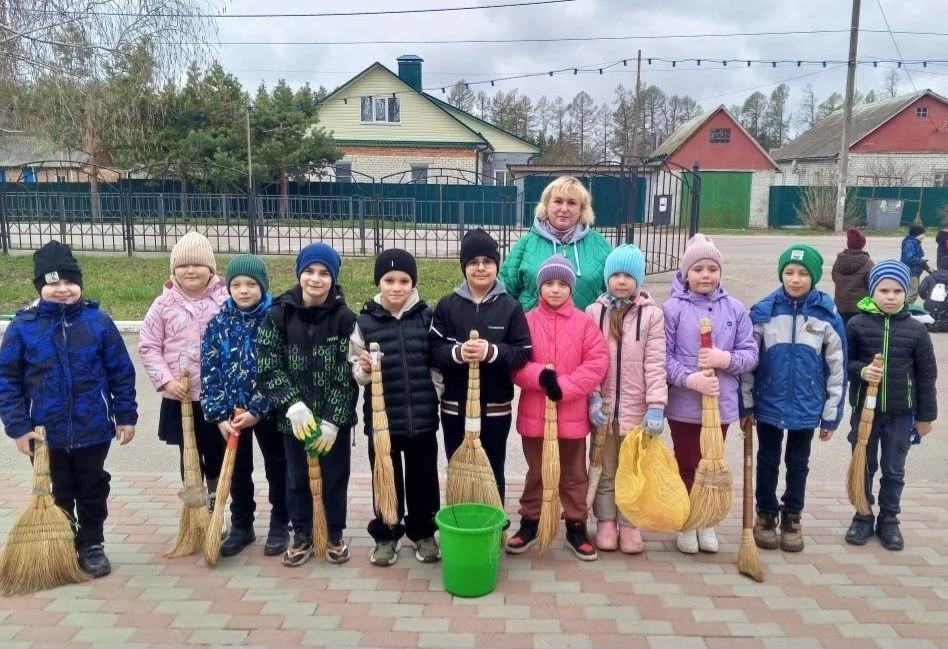 Сегодня в школе прошёл весенний субботник, в котором приняли участие обучающиеся 1-11 к...
