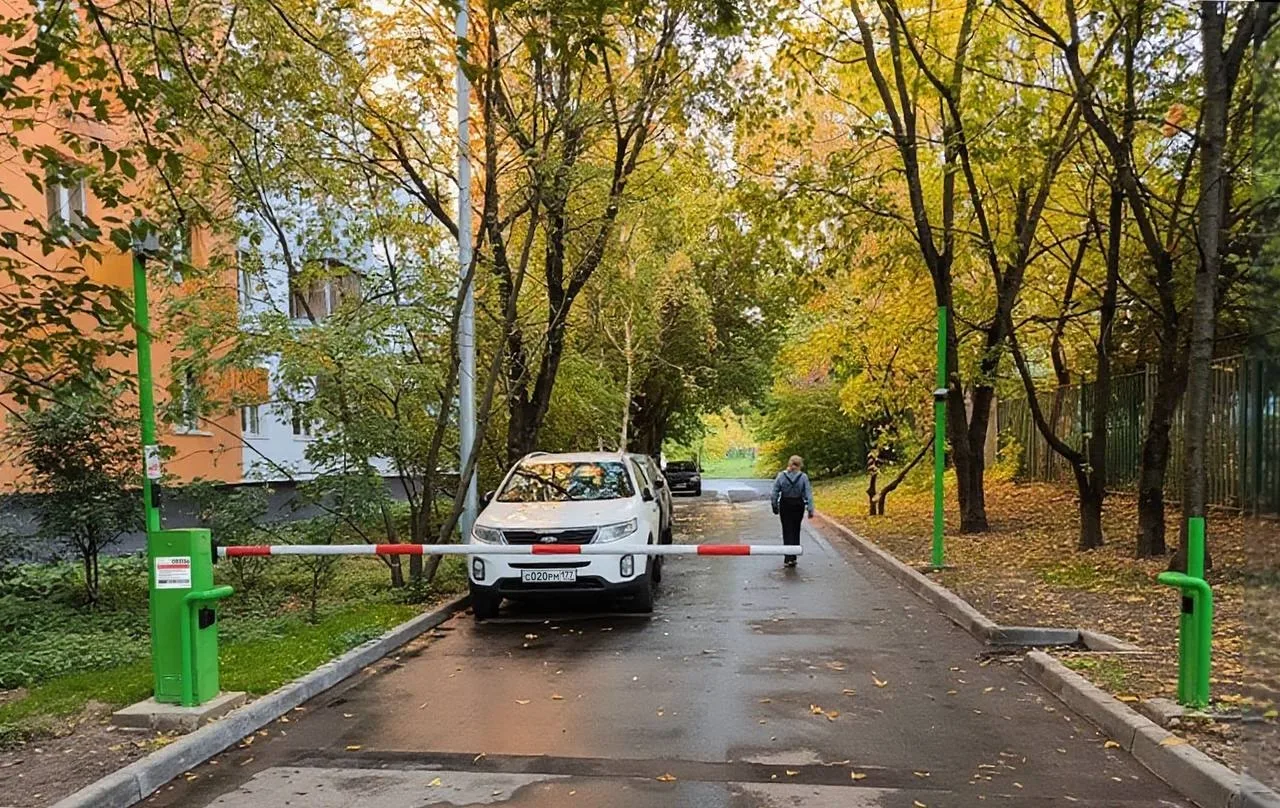 В ВАО по упрощенной программе «Московского паркинга» установили 95 дворовых шлагбаумов.
