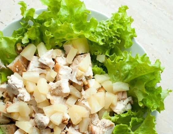 Салат с курицей и ананасом 🥗