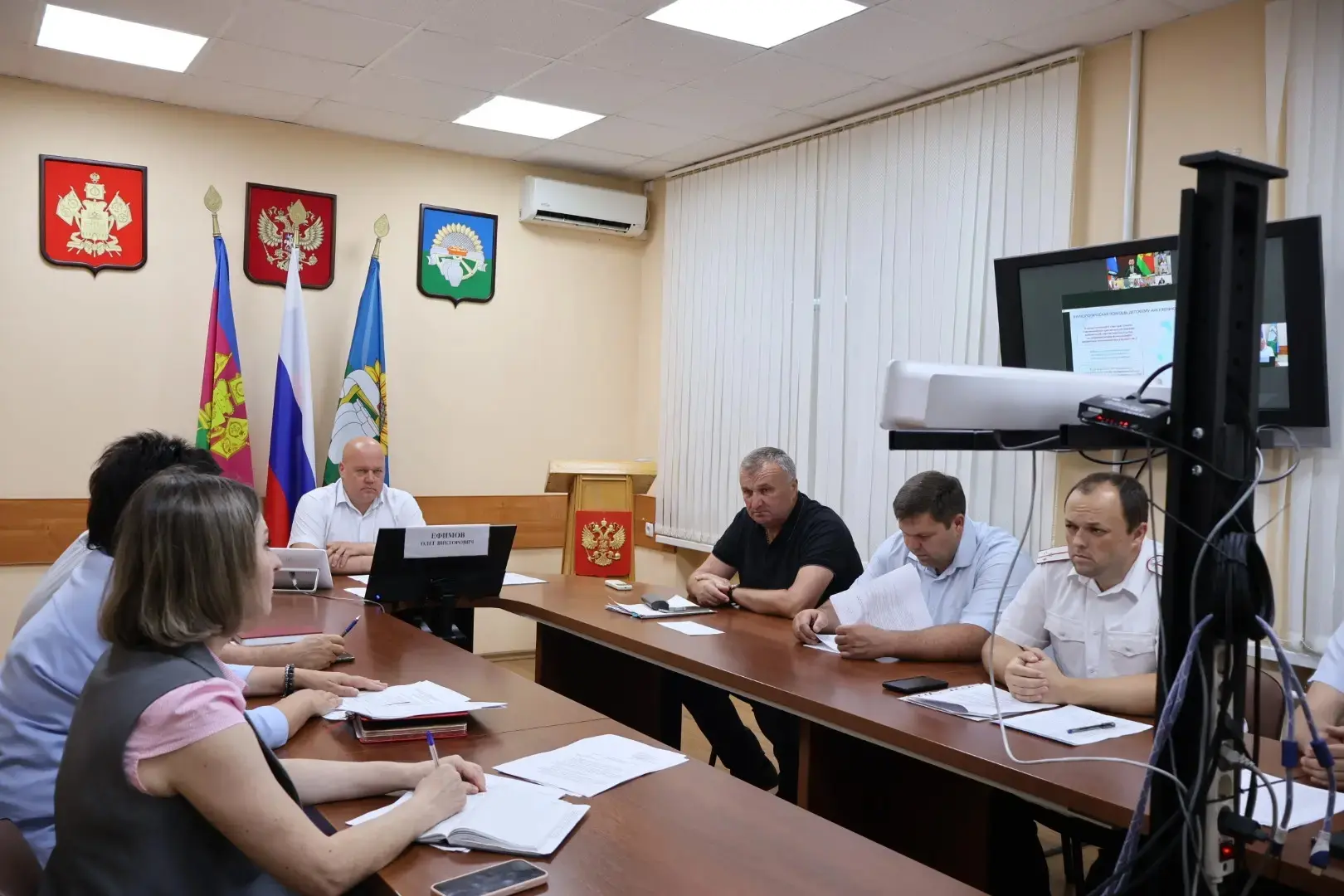 В администрации района прошло заседание антинаркотической комиссии.

В режиме видеоконференцсвязи в 