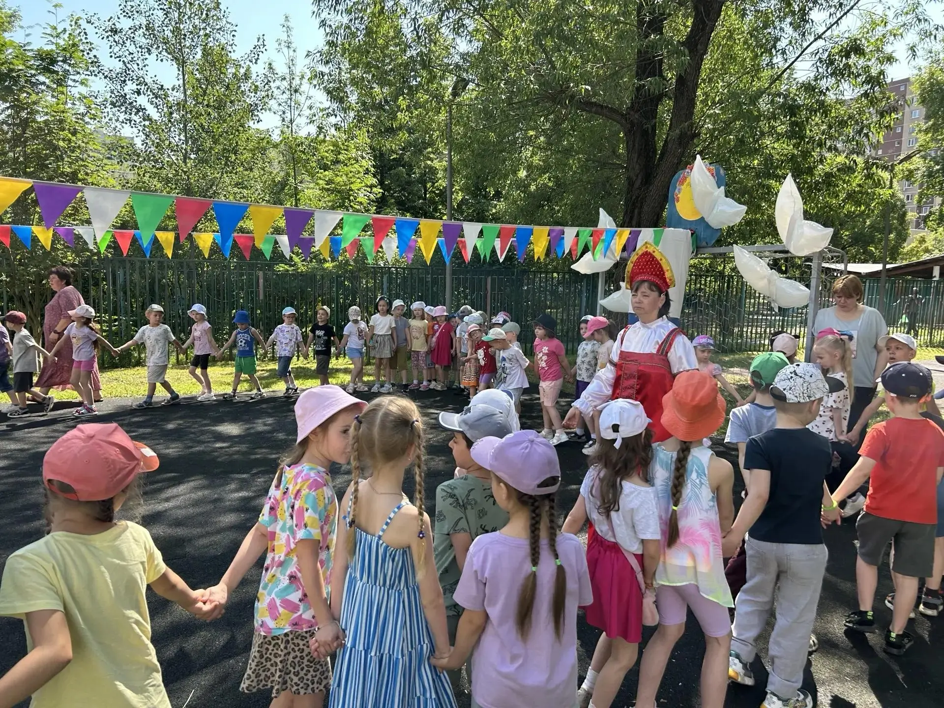 В канун Дня России у нас прошли музыкально-спортивные  праздники для дошколят. 

Песни, викторина и 