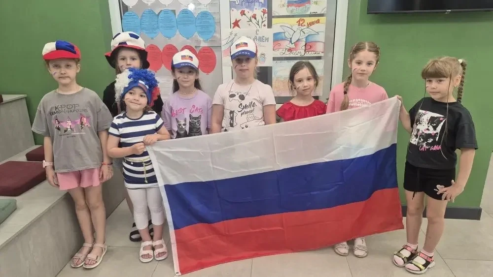 🇷🇺 С Днём России! 🇷🇺

В преддверии праздника, воспитатели 1 отряда школьного летнего лагеря «Сол