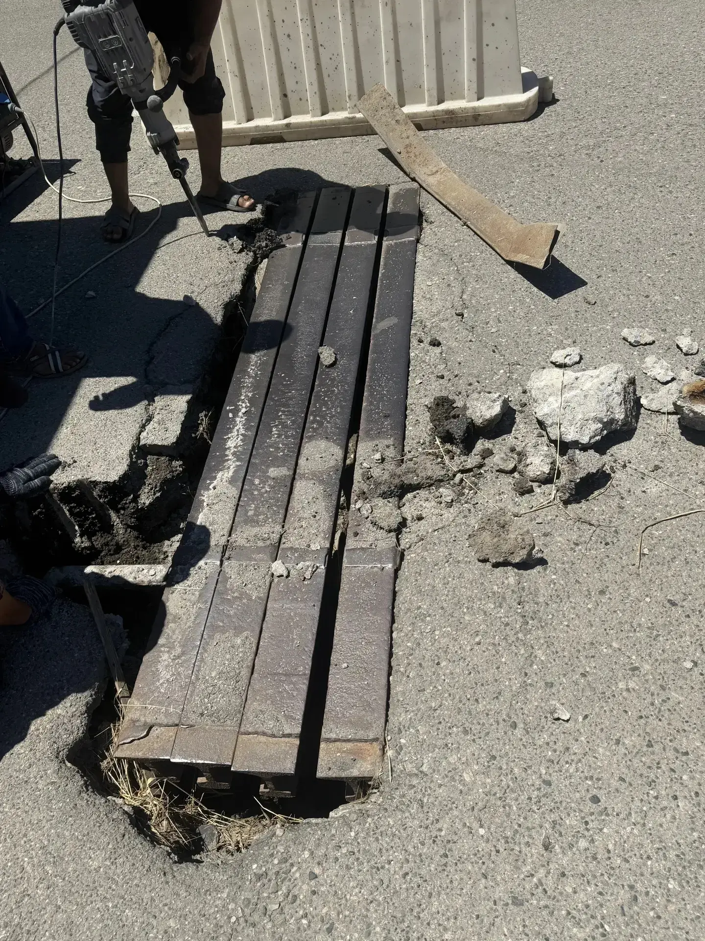 Продолжаем плановые мероприятия по устранению проблемных участков ливнеотводящих систем.
 
Сегодня с
