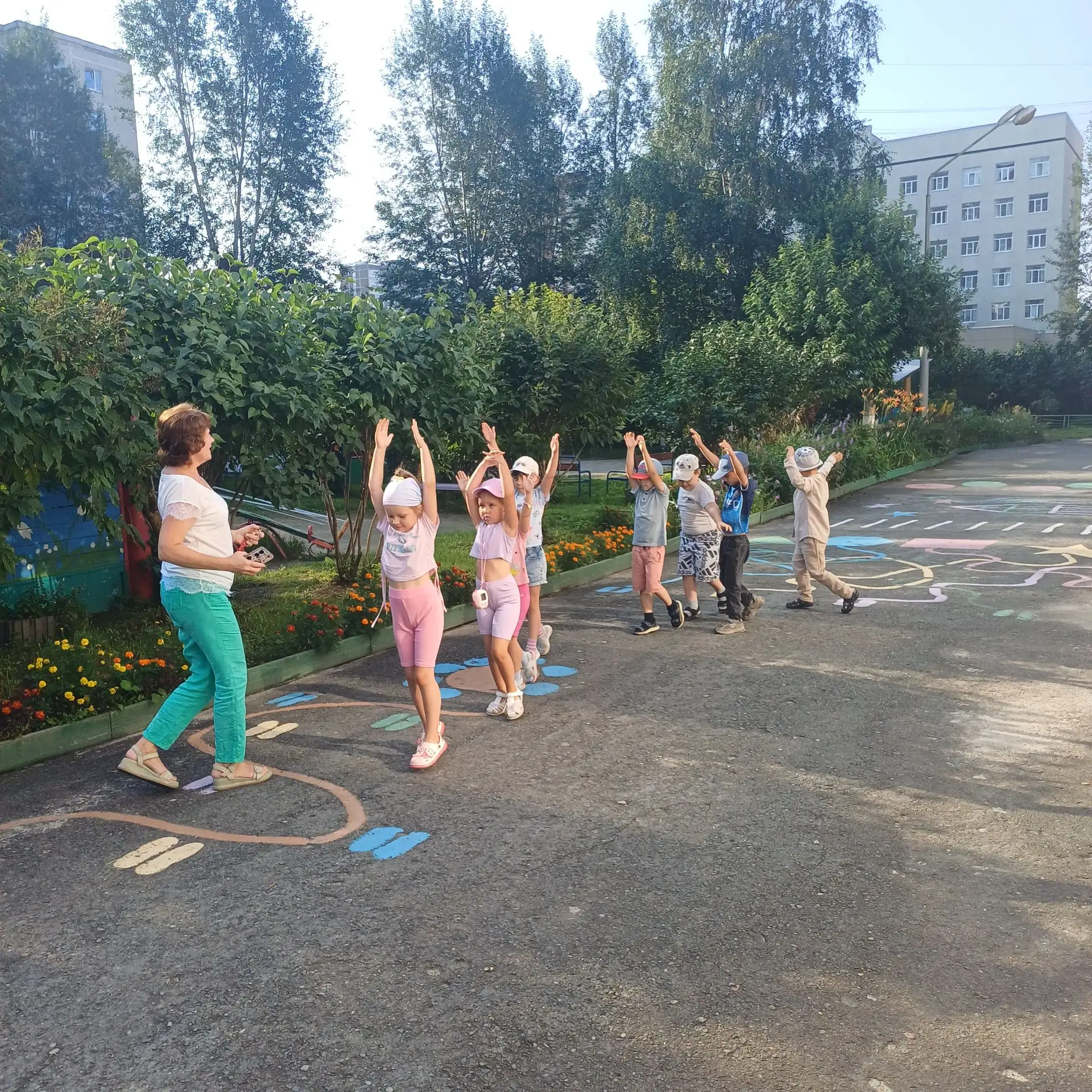 ☀️ Бодрое утро с солнышком: летняя зарядка на свежем воздухе!
Такое бодрое начало дня заряжает энерг