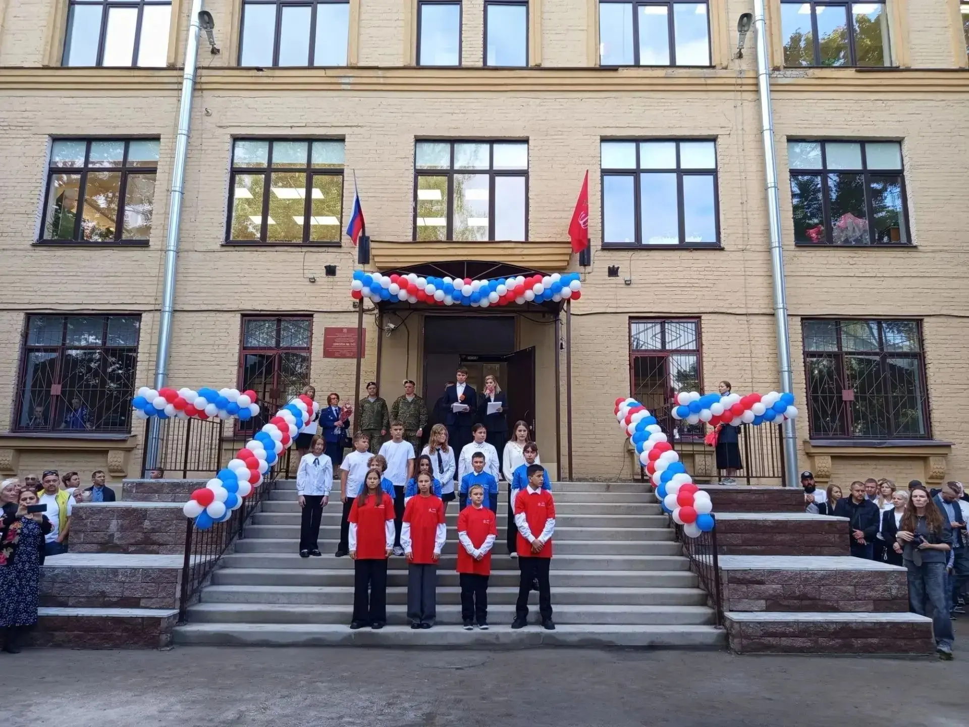 На второй площадке школы прошла торжественная линейка, посвященная 1 сентября 🎉