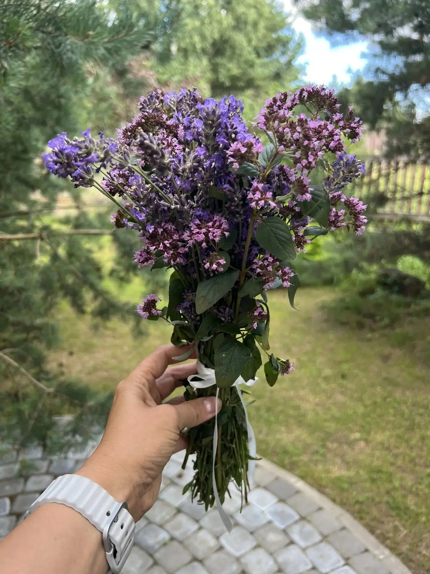 Два букетика для мамы на день рождения ❤️

Извиняйте, что один завернут в пакет. В нем мокрая салфет