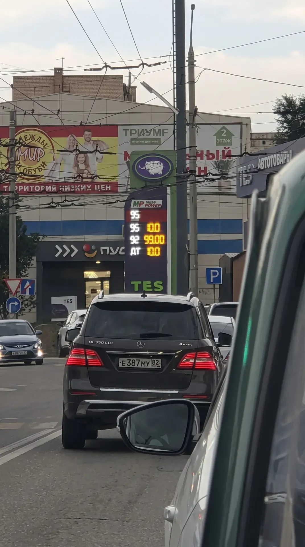 На автозаправках Белогорска сохраняется дефицит топлива. Водители отмечают, что, несмот...