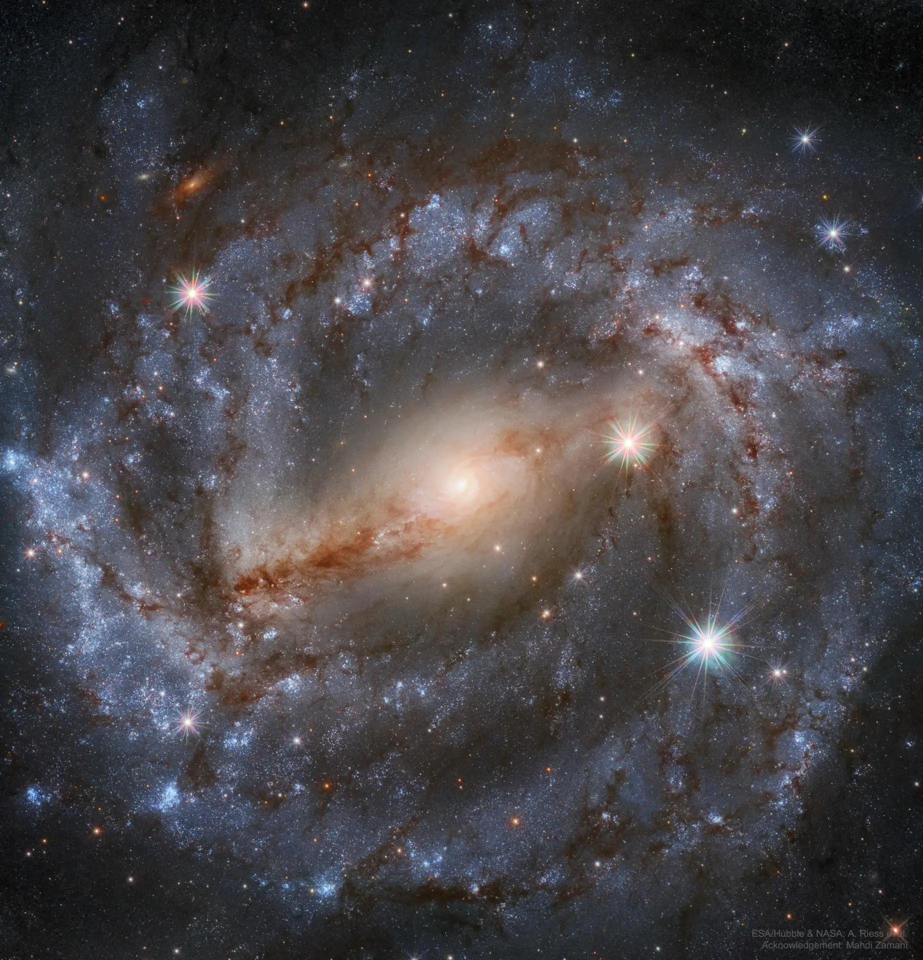 NGC 5643: близкая спиральная галактика по снимку «Хаббла» [Космокадр 05.10.2020]