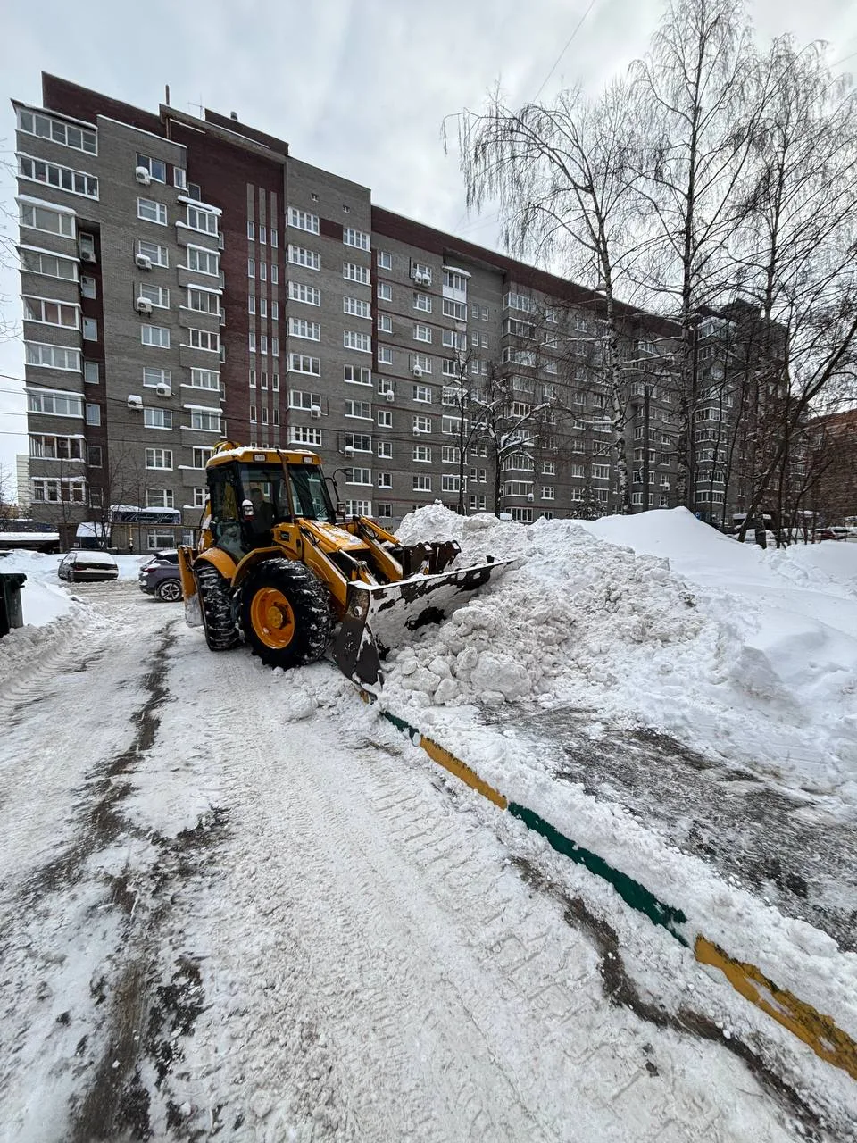 Несмотря на сложные погодные условия, работа продолжается в усиленном режиме. Дворники и спецтехника