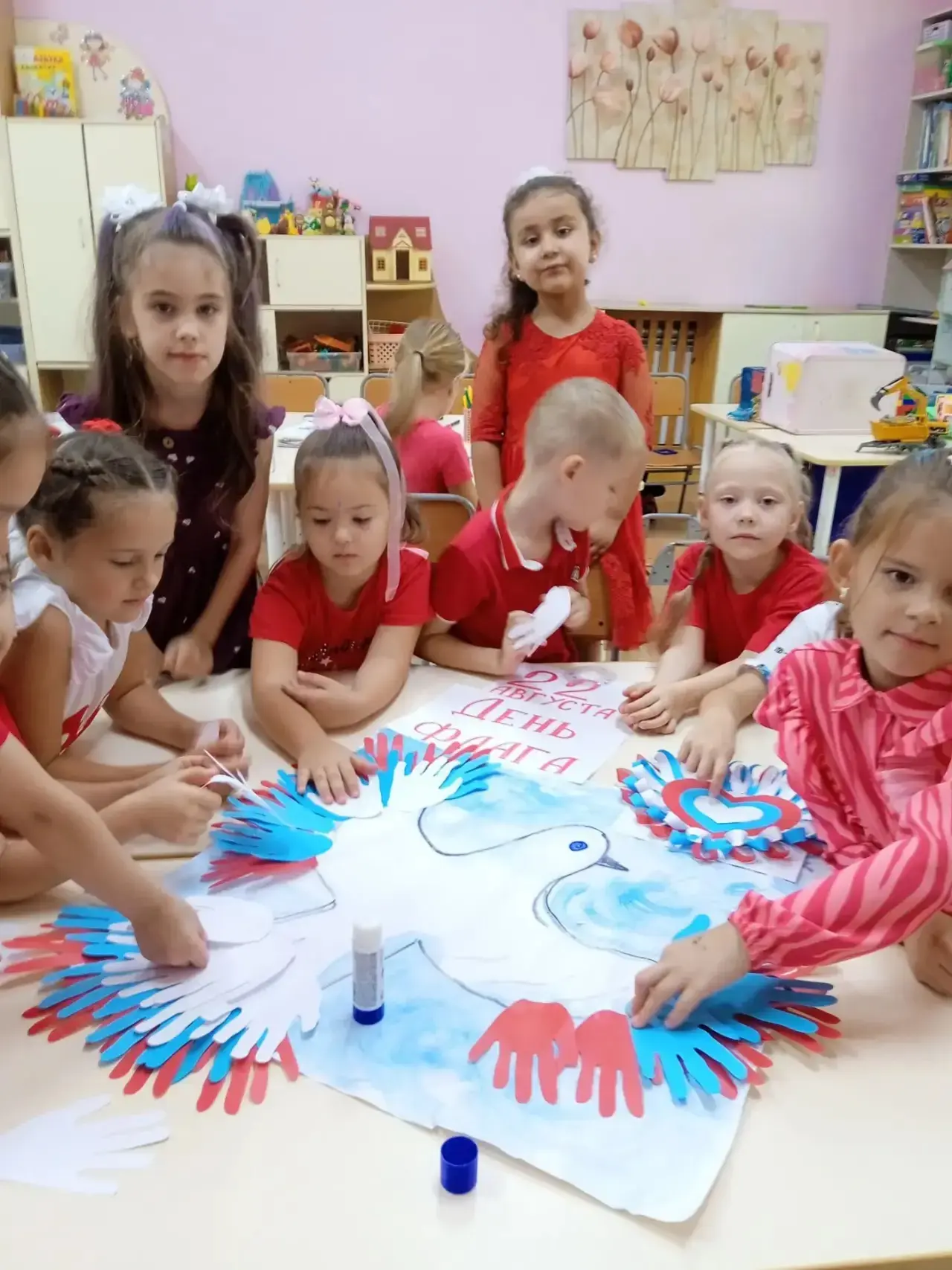Вся неделя у ребят была посвящена  Дню Флага РФ! Ребята трудились, творили, каждый усер...