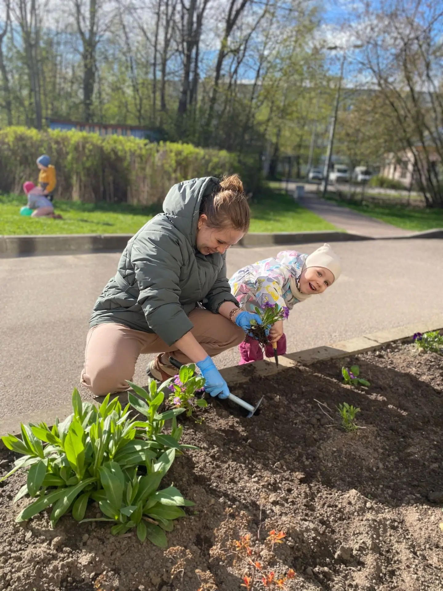 В группе № 1 «Муравьишки» прошла совместная посадка цветов родителей и детей. Мероприят...