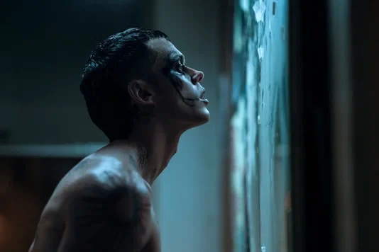 Ворон (2024) ⚡ 18+  🖤 Фэнтези, мелодрама, боевик  Эрик и Шелли познакомились в реабилитационном цент