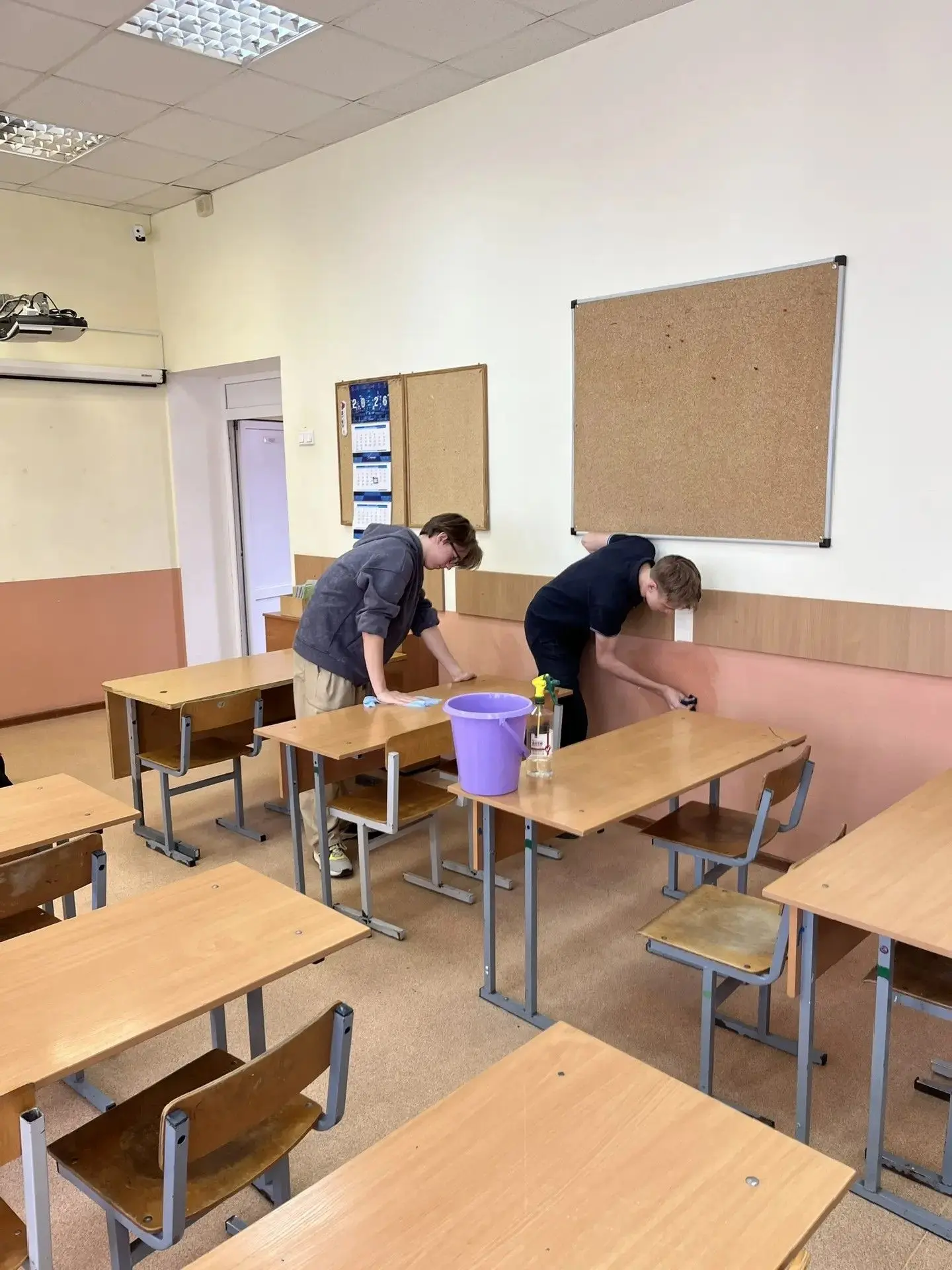 🧹 Школьный субботник: чистота начинается с нас!  В нашей школе прошёл традиционный субботник. Ученик