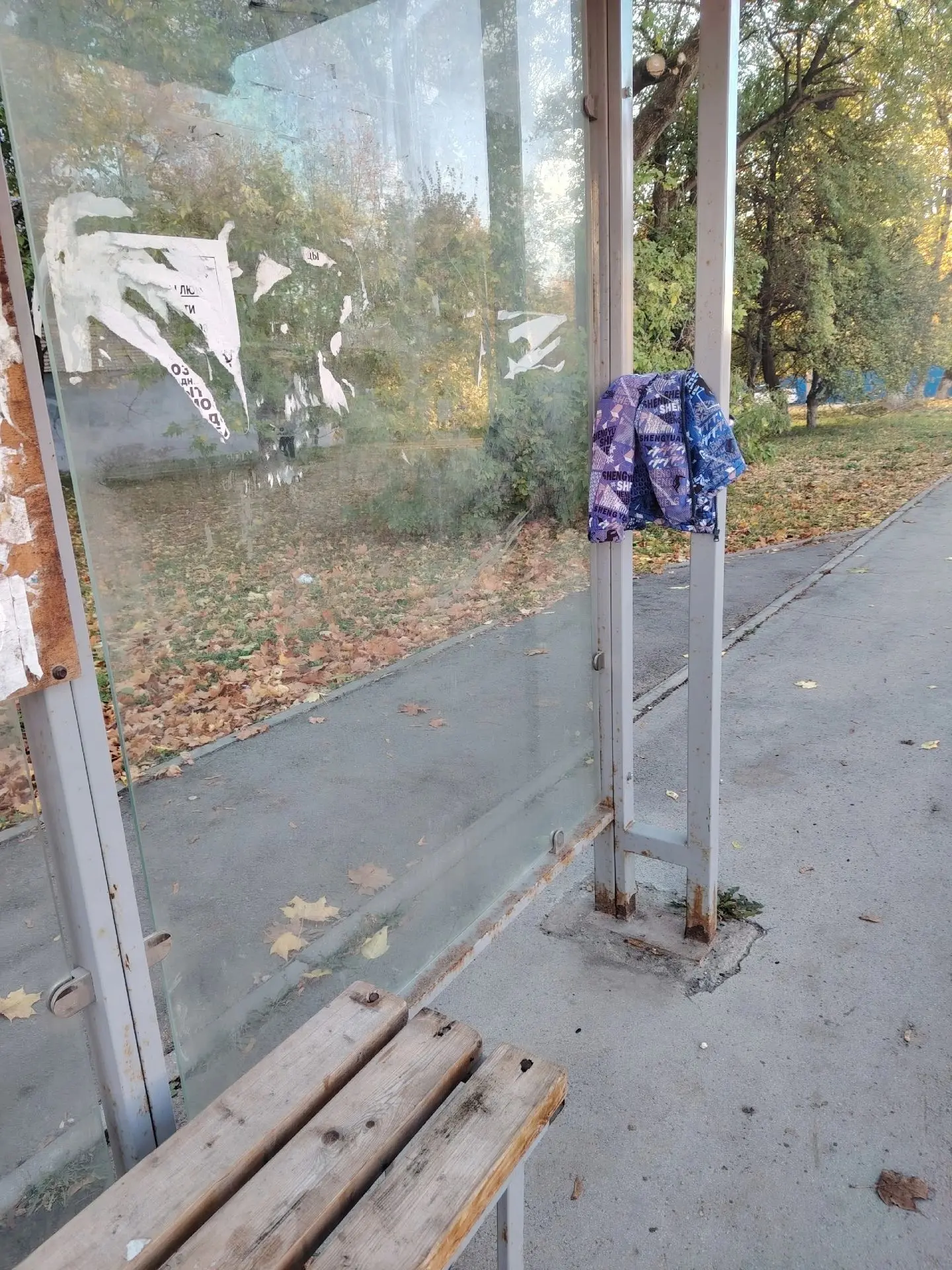 🧥Чья курточка третий день рыдает на остановке на Заводской возле второго садика?
