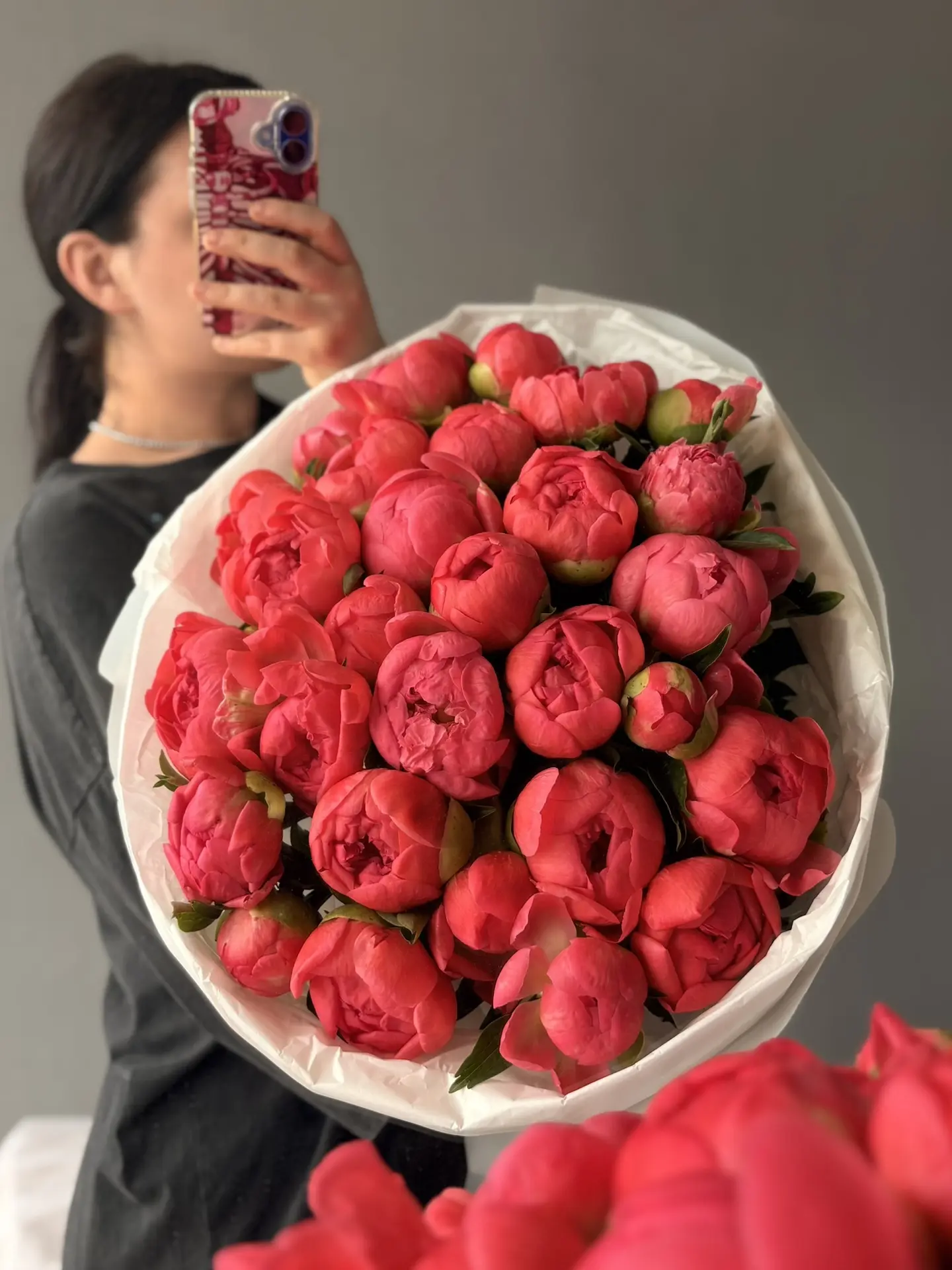 Пик сезона пионов — пора восхищаться!🌸

Роскошные бутоны во всей красе: от нежнейшего белого до соч