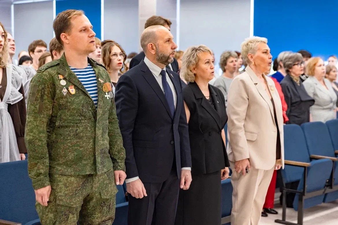 🔔Сегодня особенный день — во всех школах Орехово-Зуевского округа прозвучали последние звонки.   💐Дл