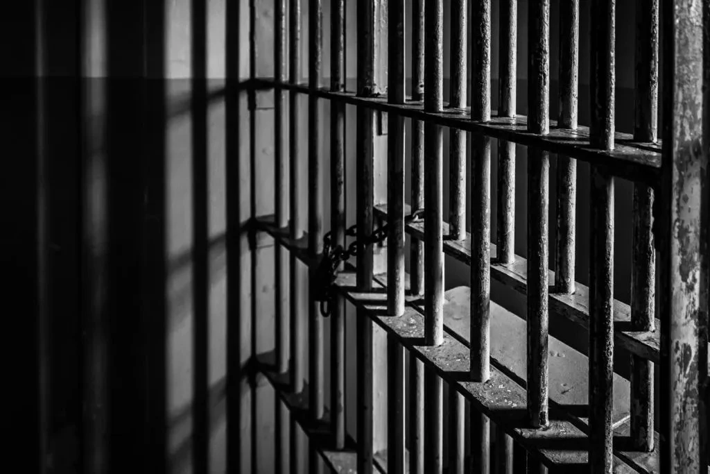 В Дофаре задержан лжеполицейский: напал на двух азиатов и похитил деньги и золотые укра...