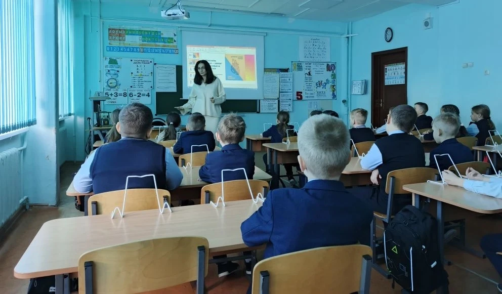 Сегодня во 2Б классе состоялась особенная встреча! 🧑‍🏫  К ребятам пришла Колесник Ольга Яковлевна — 