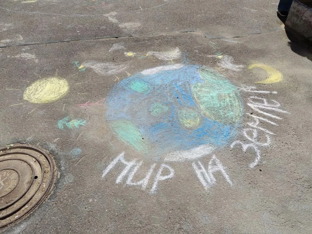 🎨 Мир на земле глазами детей.  Для учеников 4А и 4Б классов урок рисования прошёл не в классе, а на 
