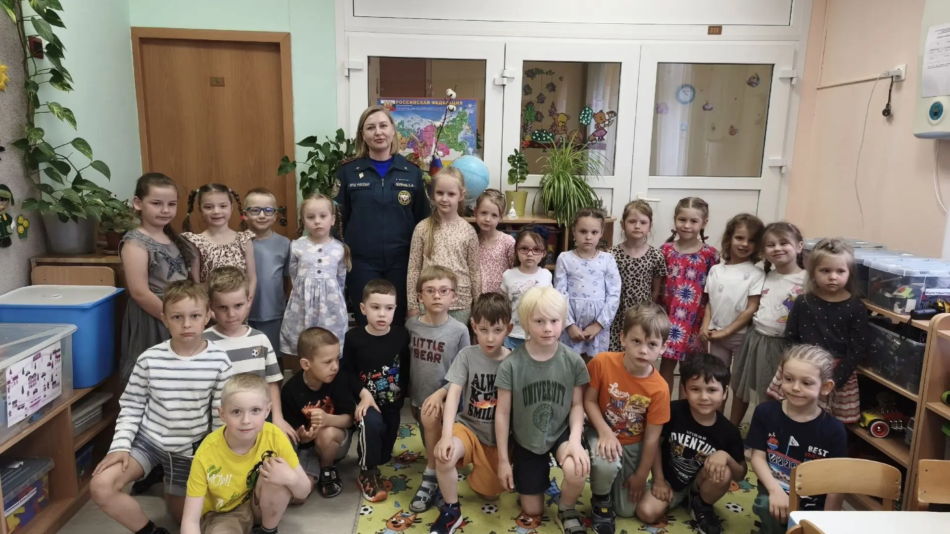 В старшие группы "Осьминожки " и " Семицветики ", приходила в гости сотрудница МЧС, Щукина Светлана 