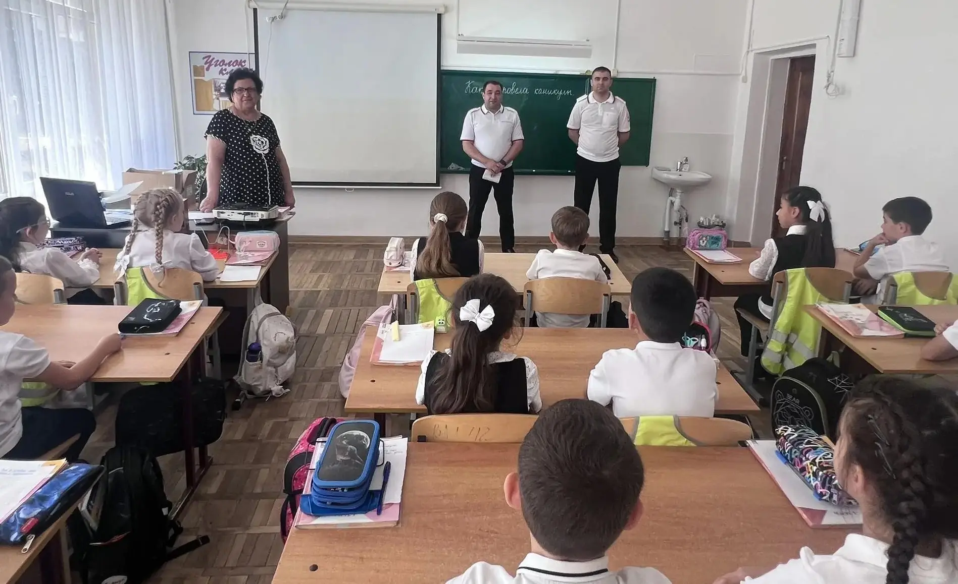 Урок дорожной безопасности для наших третьеклассников прошёл в компании настоящих профе...