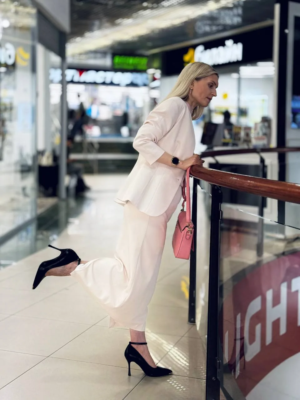 👛Сочетание мягкости и структуры: нежный оттенок блузы уравновешен лаконичным кроем жак...