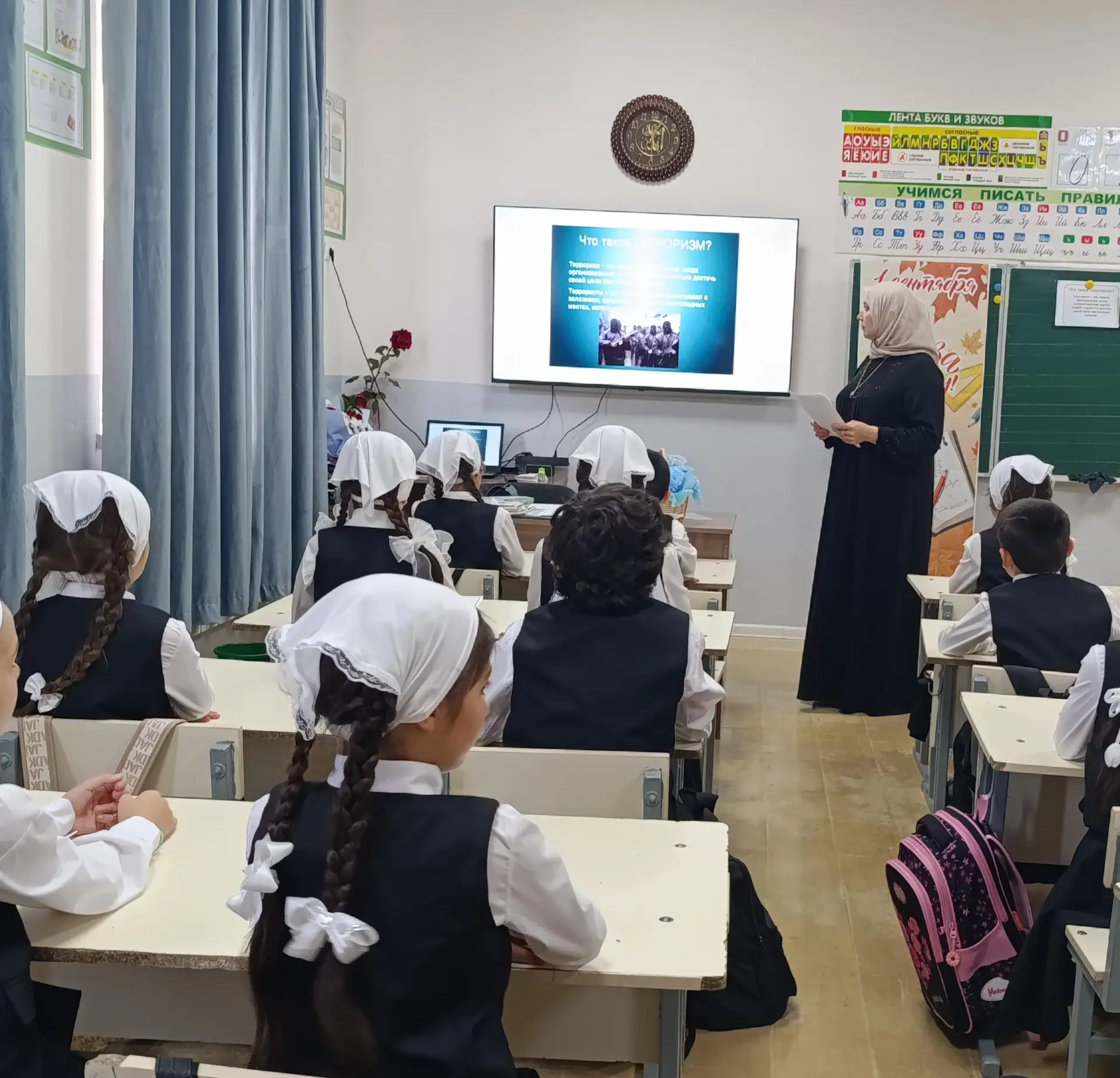 В школе прошли классные часы, посвящённые Дню солидарности в борьбе с терроризмом.