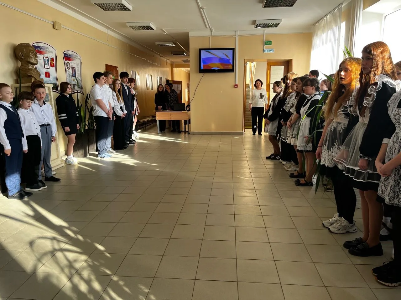 🇷🇺Еженедельная линейка, посвященная началу новой учебной недели🇷🇺   🇷🇺Каждый понедельник начинается 