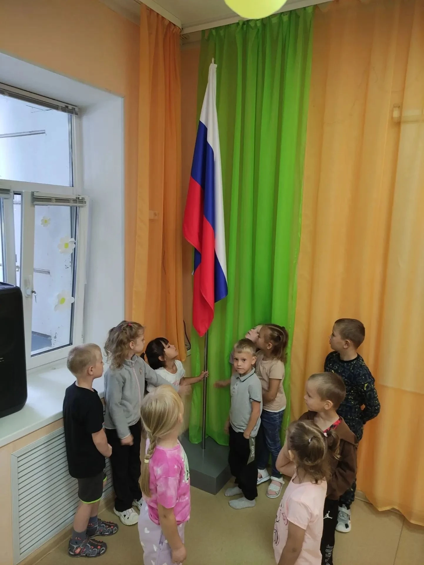 Белый — облако большое,