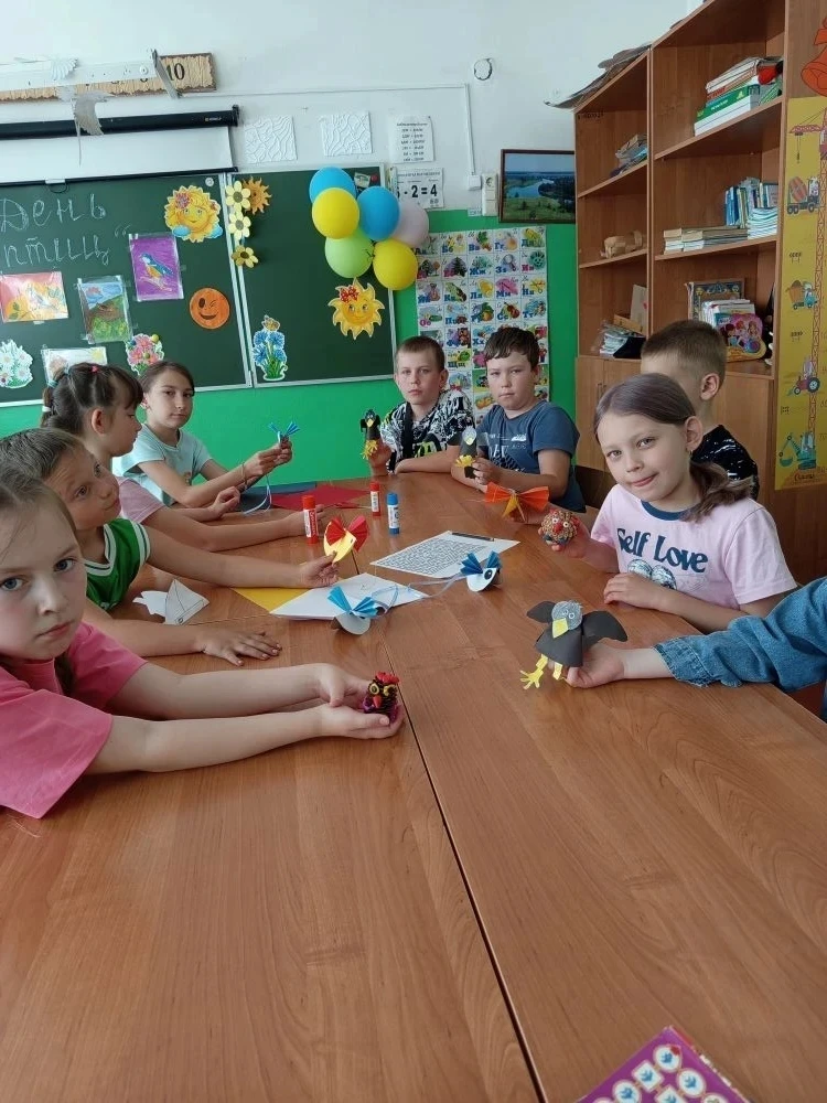 4 июня в лагере "День птиц".Смотрели видео фильм" Птицы - наши друзья! "Прошла викторин...