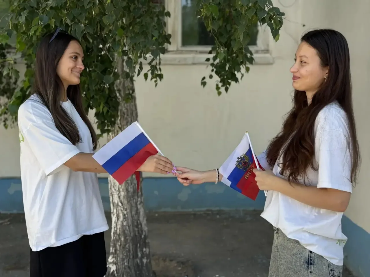 🇷🇺✨ Акция "Флаги Родины" в нашей школе ко Дню России! ✨🇷🇺