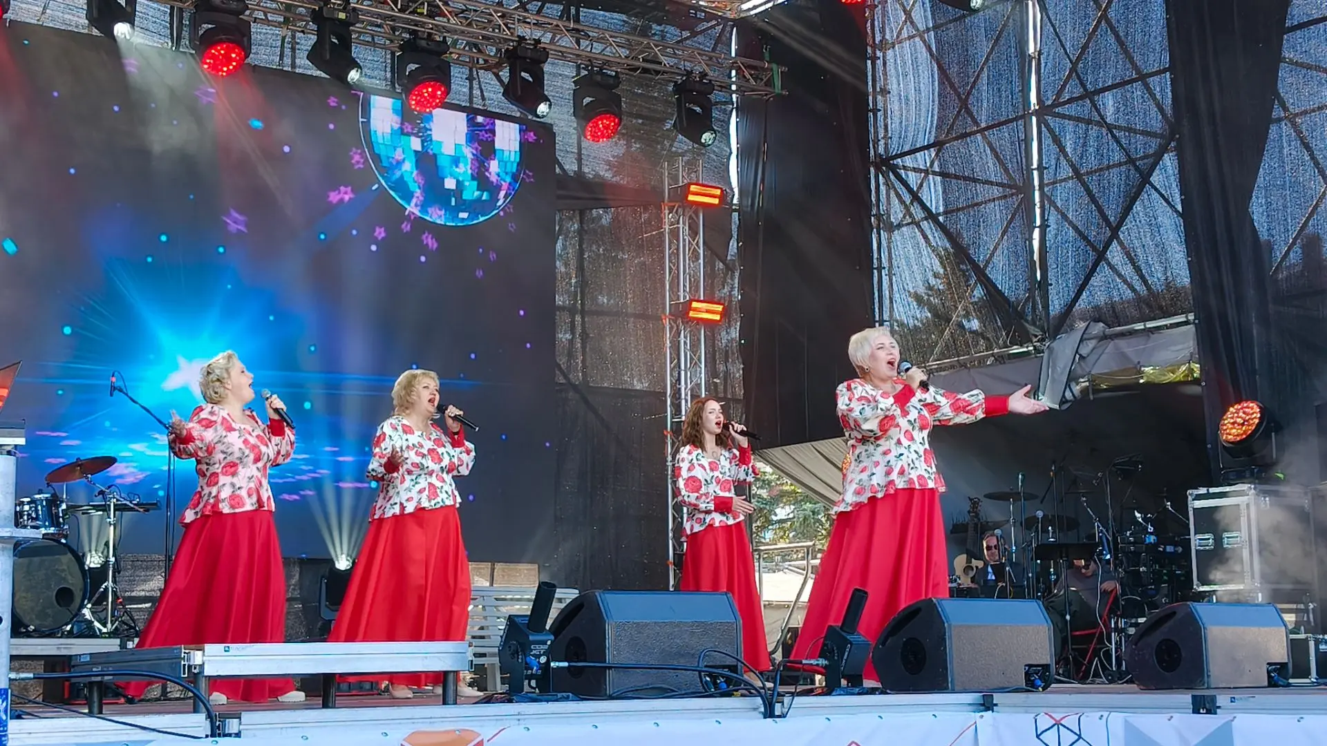 💃🎤 На центральной площади прошел концерт творческих коллективов ДК горняков.