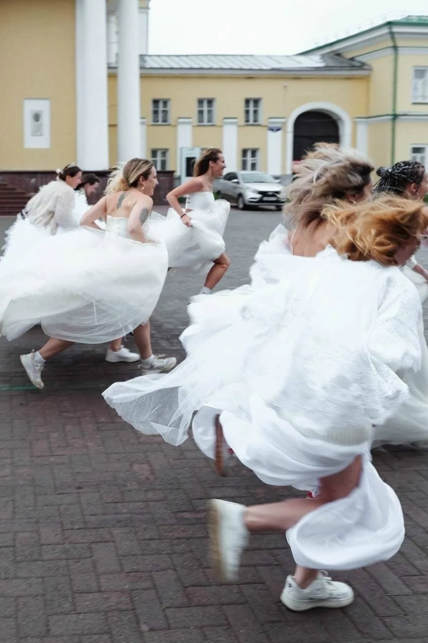 👰 В Перми прошёл «Забег невест» — участницы вышли на дистанцию в свадебных платьях, а ...