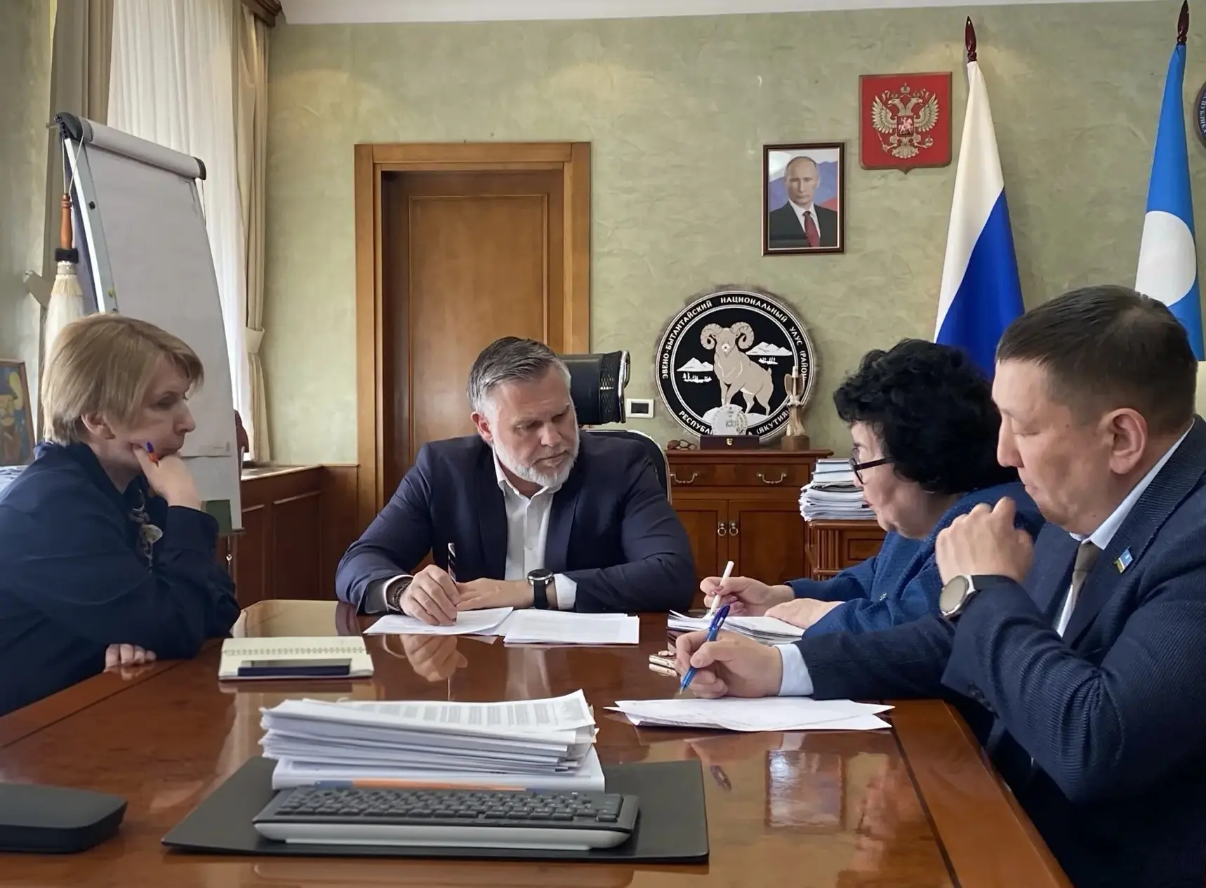 Провел рабочую встречу с председателем комитета Госсобрания (Ил Тумэн) по вопросам коре...