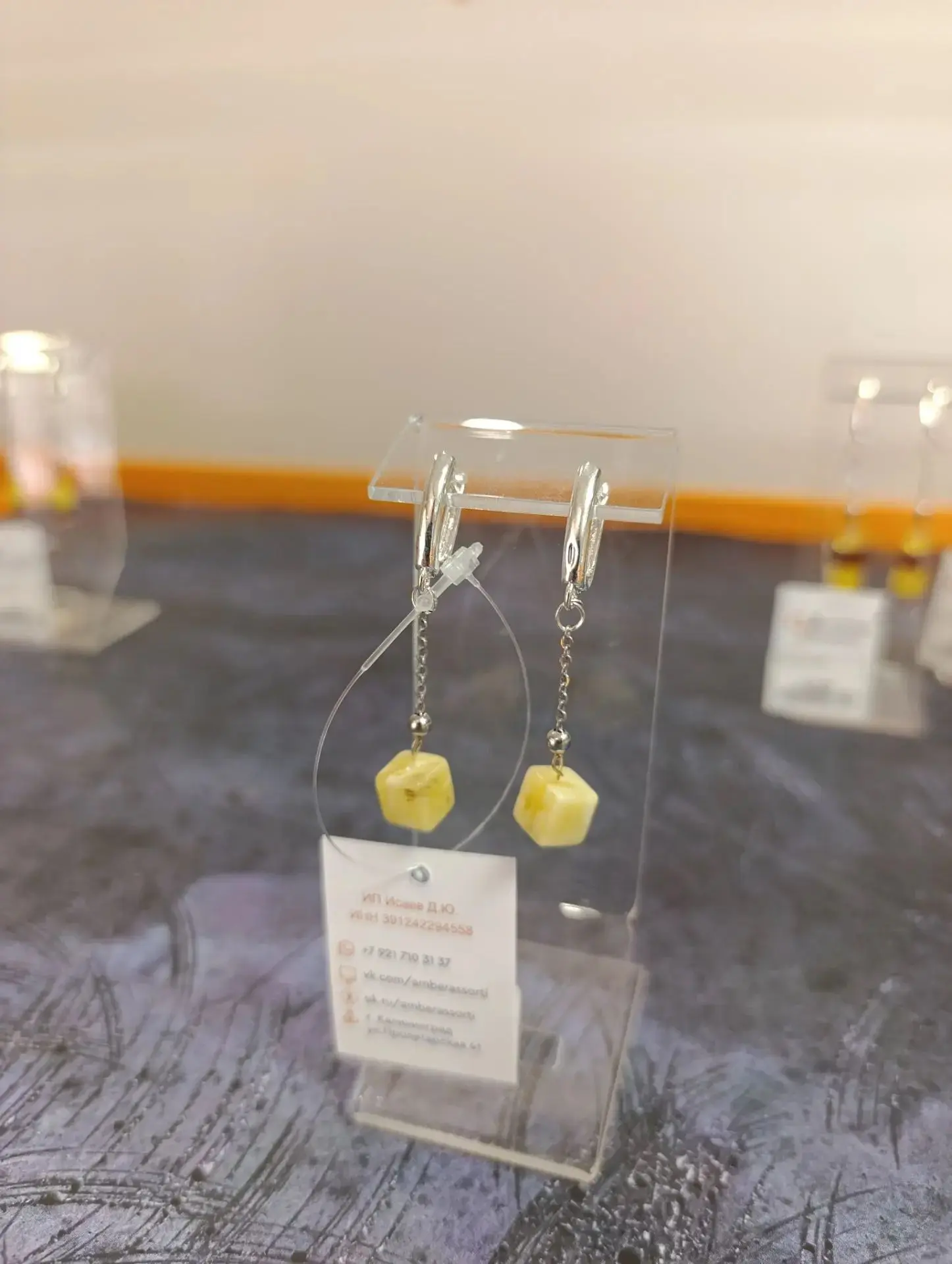 Что-то новенькое) Элегантные серьги с янтарём. 1200₽.