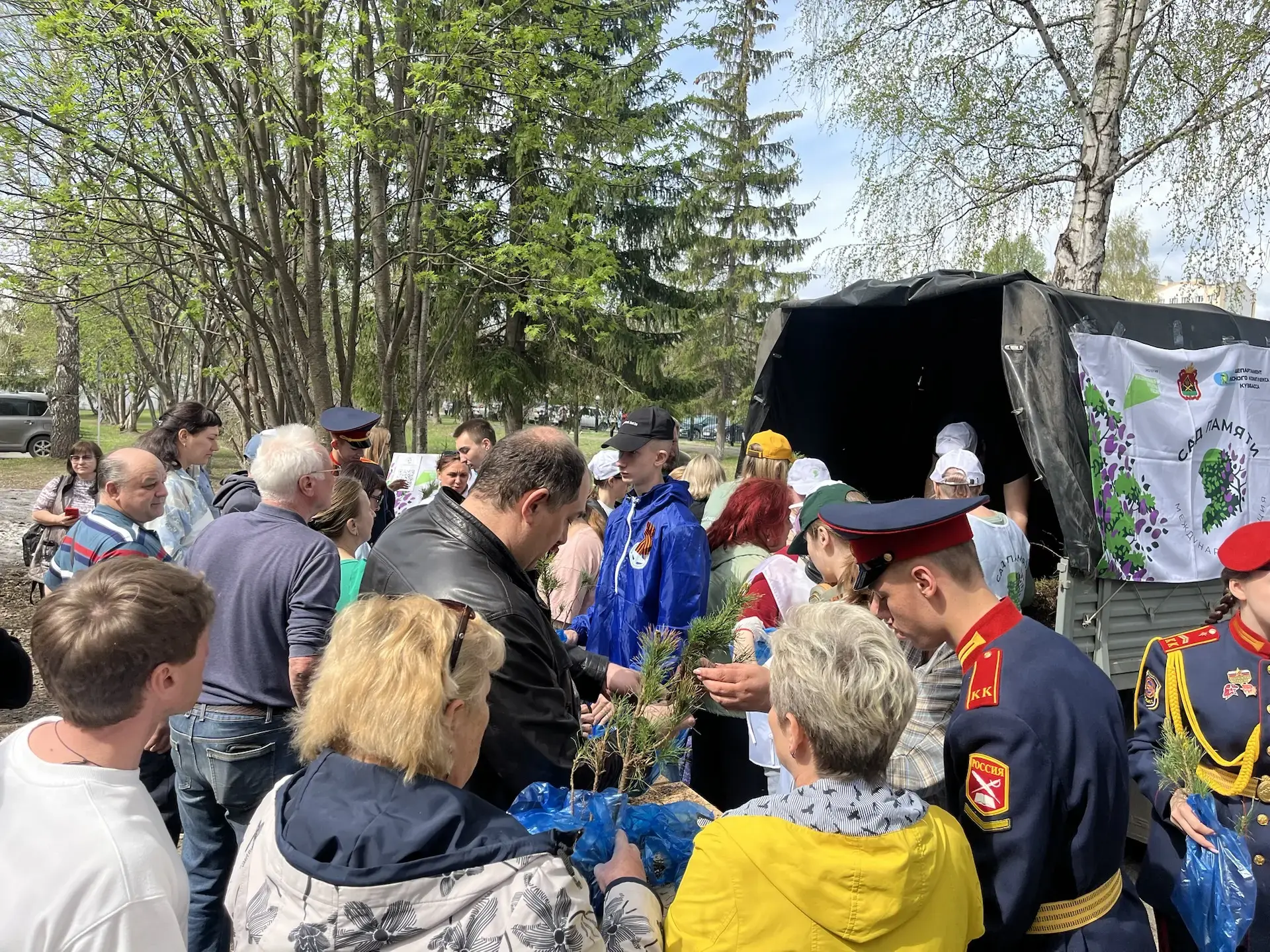 По всей стране проходит акция «Сад Памяти», Кузбасс — не исключение.   🌱Коллектив и юные натуралисты
