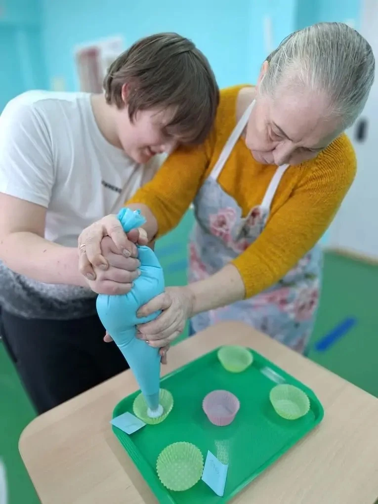 🧁 Сладость своими руками: в «Островке детства» прошёл волшебный мастер-класс!  В школьном отделении 