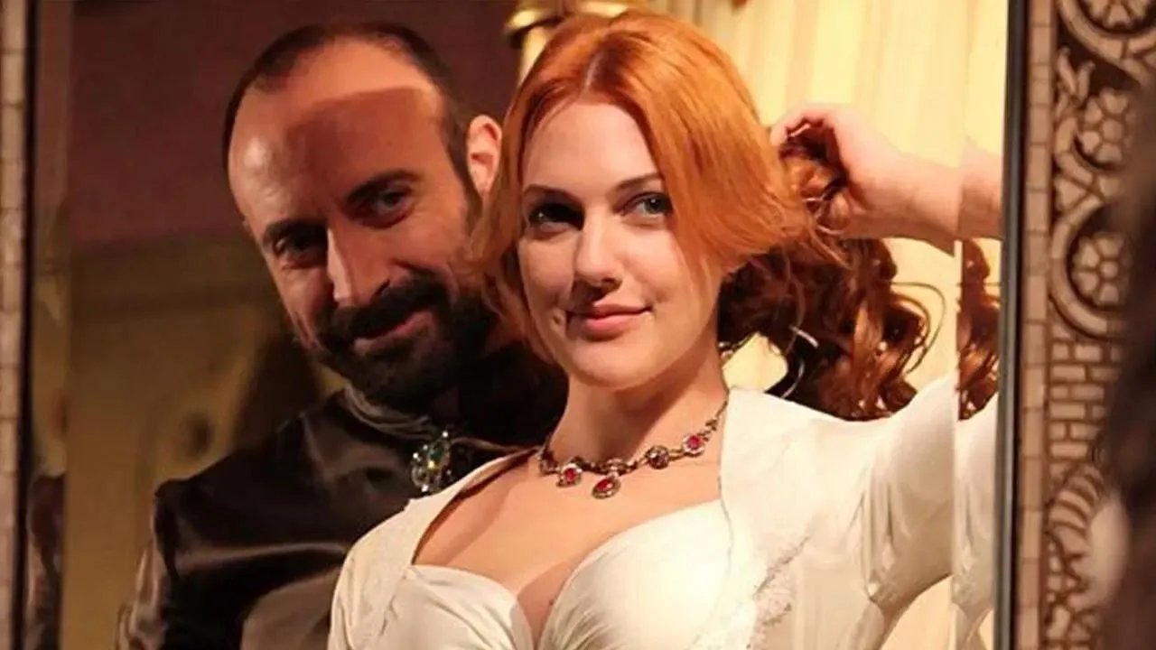 Актёры Мерьем Узерли и Халит Эргенч, известные по ролям в сериале «Великолепный век», в...