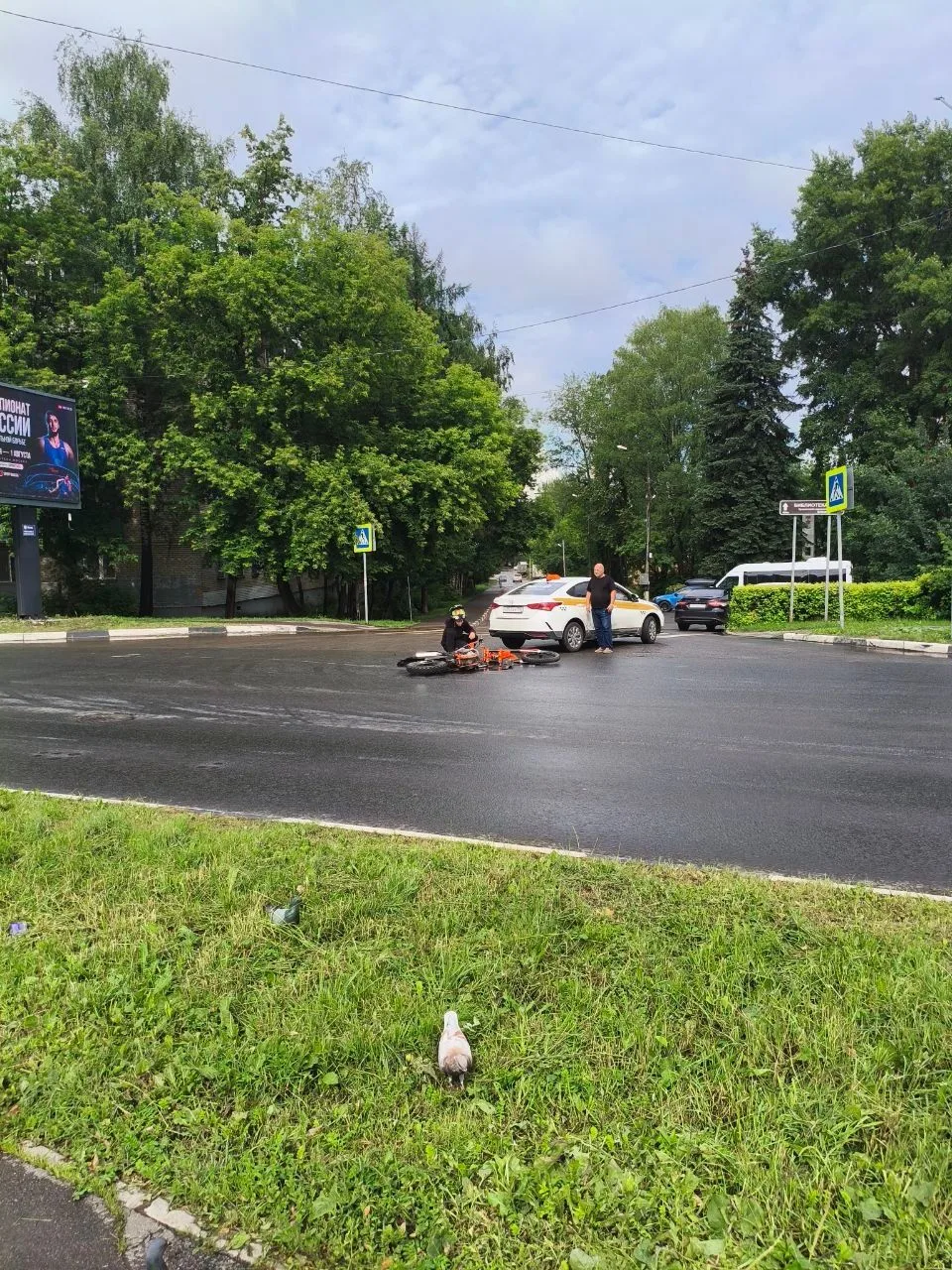🚔 На Московском проспекте в Пушкино столкнулись питбайк и автомобиль такси. Подробност...