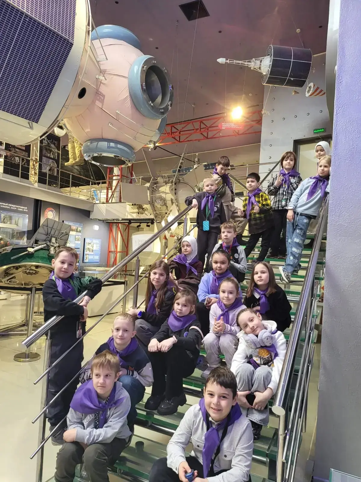 🚀 Первые шаги в космосе: экскурсия в Музей космонавтики  📅 17 марта ученики 1А и 1В классов отправил