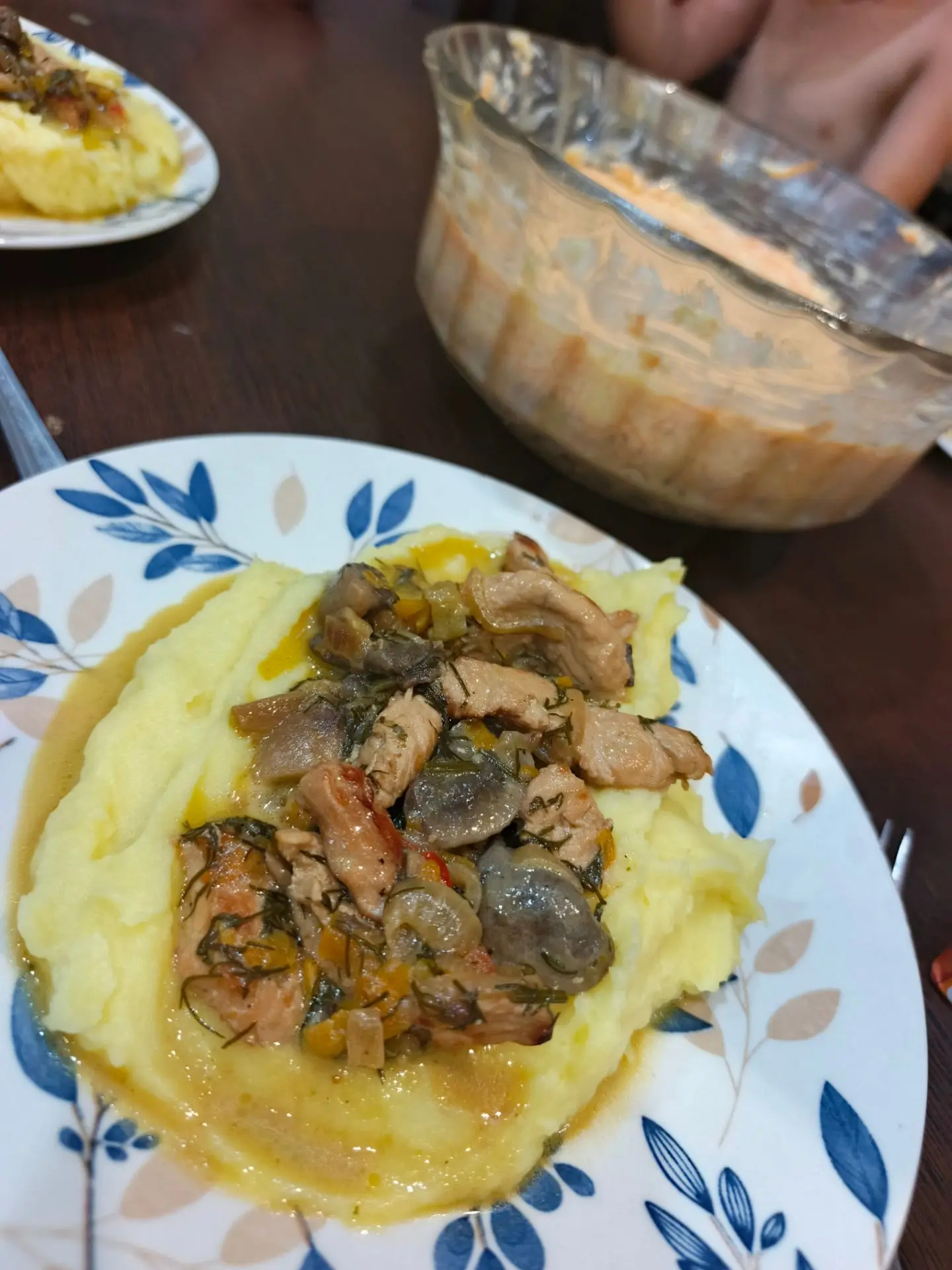 На ужин: индейка с овощами (лук, морковь, перец болгарский)🫑 и  грибы шампиньоны, всё ...