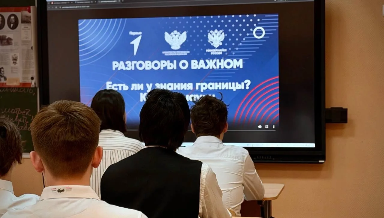 🇷🇺 Новая учебная неделя в нашей школе традиционно началась с церемонии поднятия Государственного фла