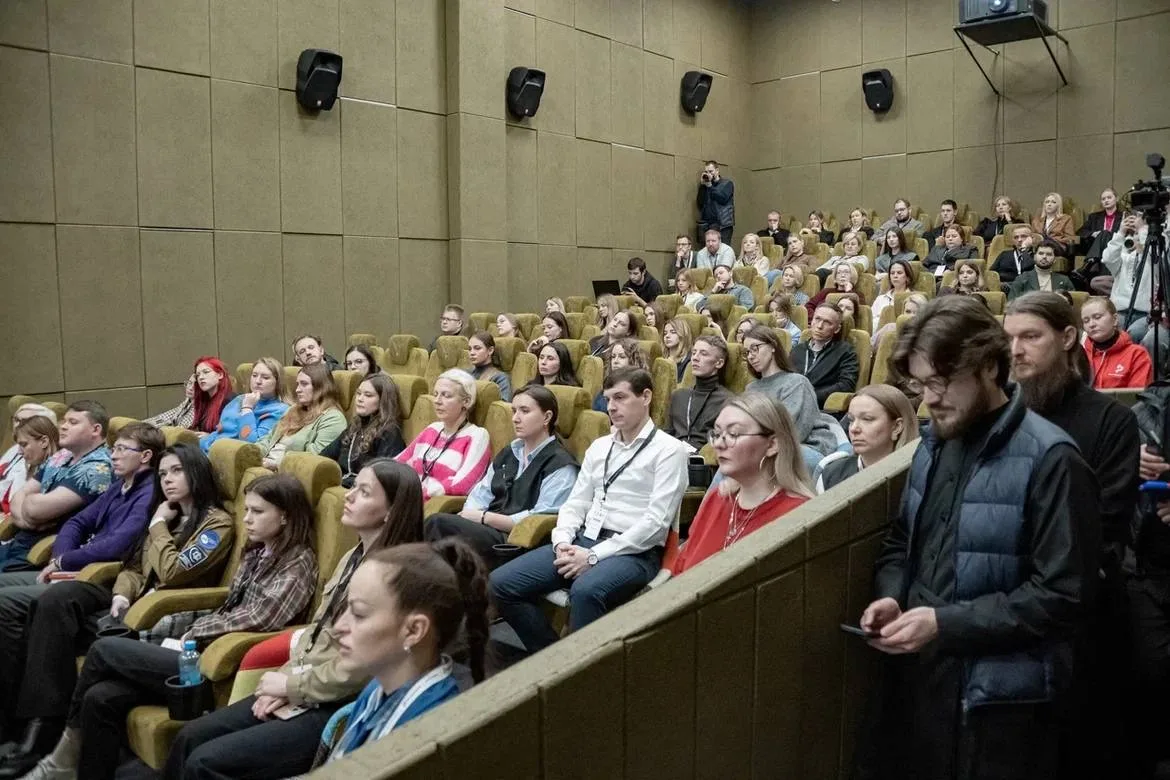 Колокольный звон, молитва и хоровое исполнение студенческого гимна. В этом году День студента команд