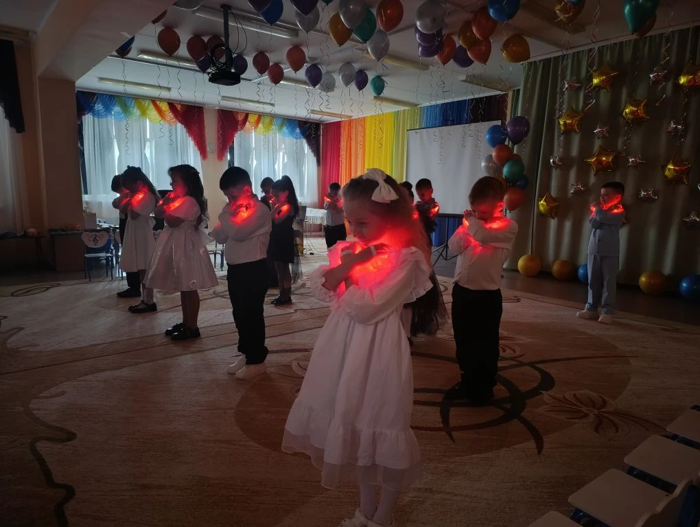 Уходят дети школьною дорогой,