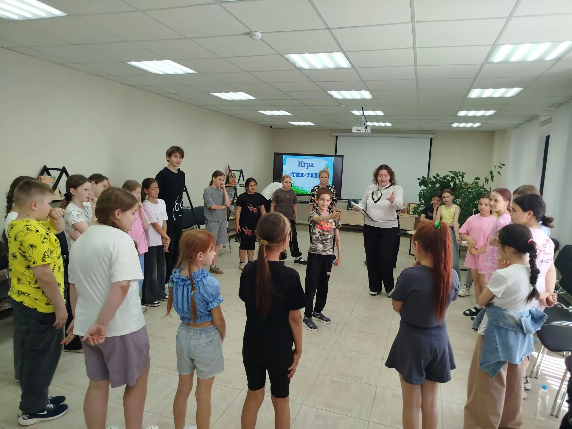 Ребят пришкольных лагерей школ №4, №9 библиотекари пригласили на праздничную программу, посвященную 