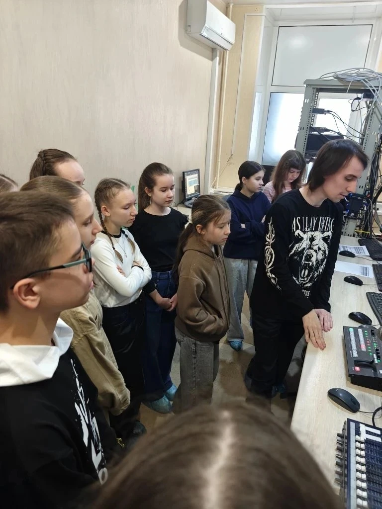 Ученики 7 класса Г (классный руководитель Костина Е.Л.) посетили телеканал «Репортер»! ✨  Ребята поз