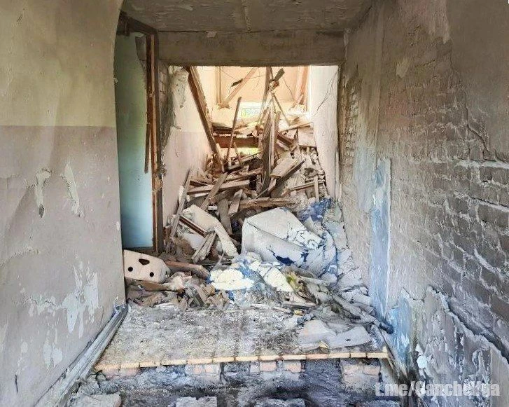 Украинские БПЛА атаковали медпункт и автомобиль скорой помощи в селе Тополи освобожденной территории