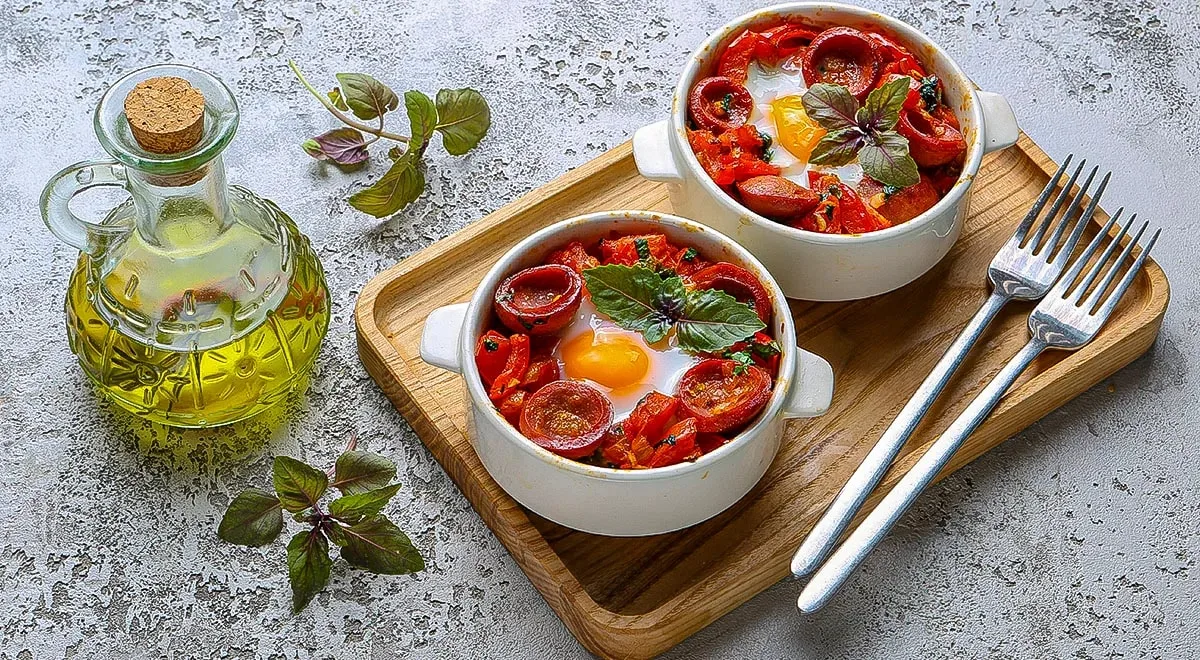 🍳 Шакшука с сардельками

На 4 порции: 4 сардельки, 4 яйца, лук, 2 красных перца, 3 помидора, чеснок