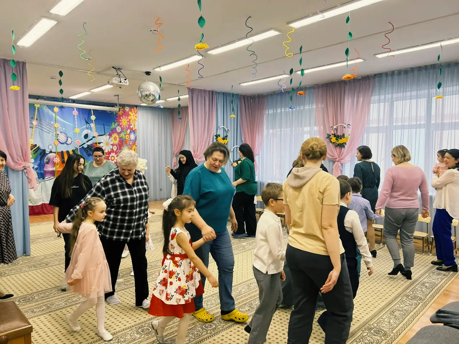 #Дошколята | Корпус 5 встречает весну 🌷  В детском саду прошли праздничные утренники. Маленькие арти