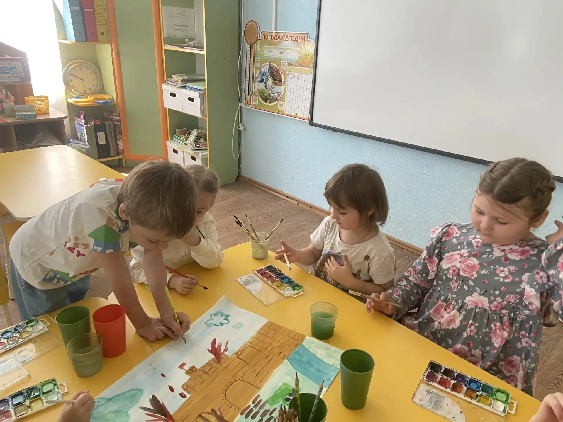 На кануне «Дня памяти и скорби»группы «Пчелка» 🐝внимательно слушали рассказ Сергея Алексеева «Брест